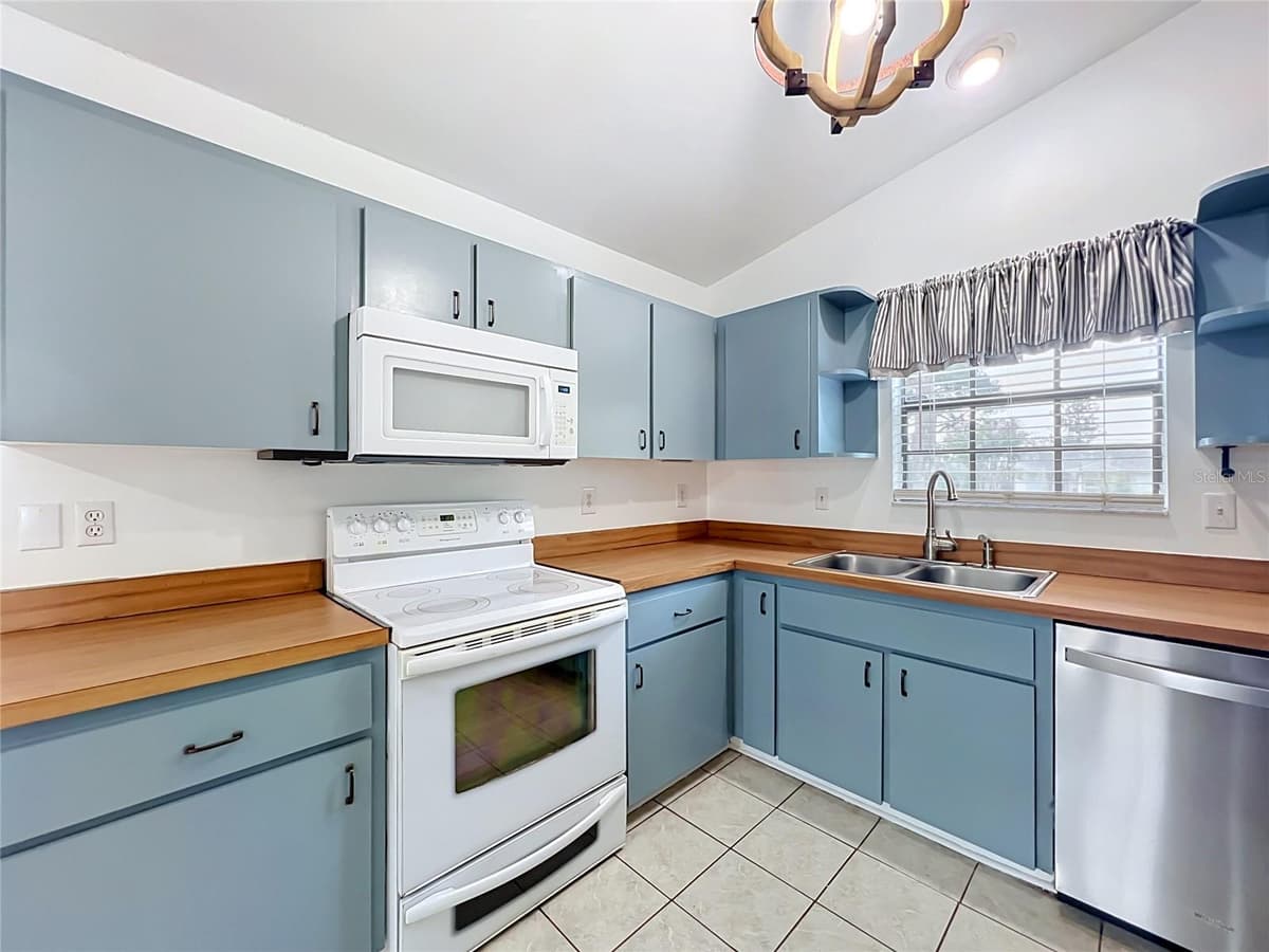 25121 ALGONQUIN AVENUE — photo 19 of 64