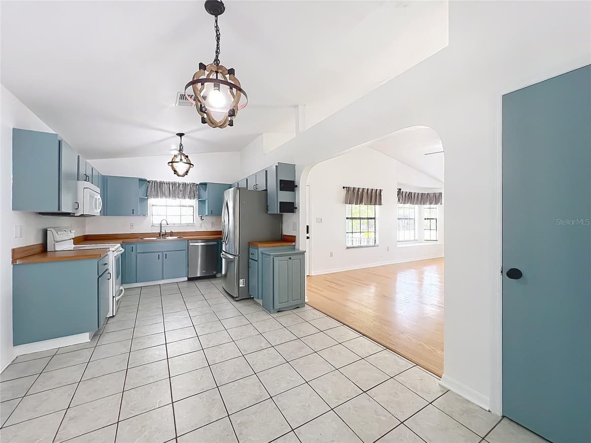 25121 ALGONQUIN AVENUE — photo 15 of 64