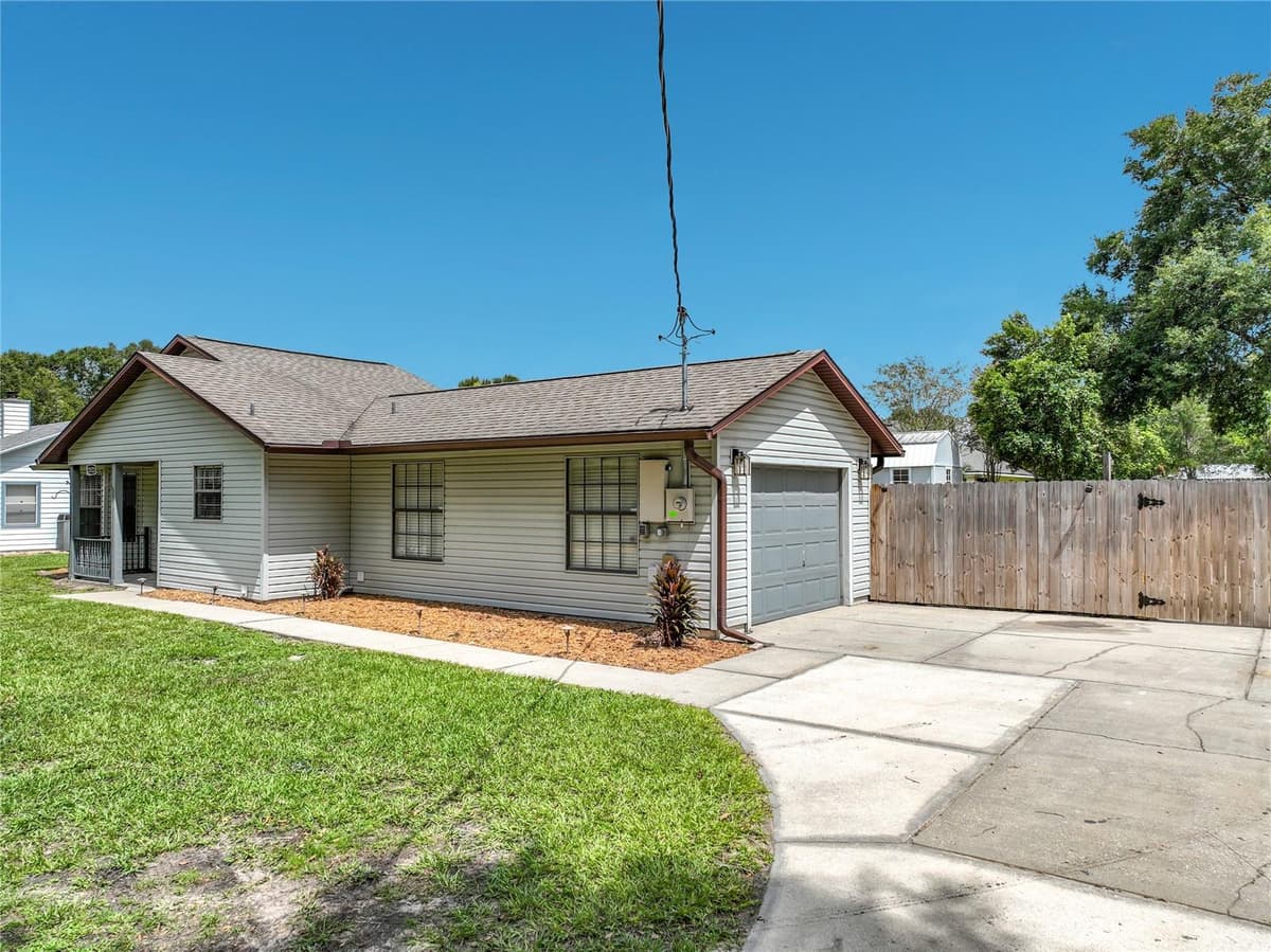 25121 ALGONQUIN AVENUE — photo 3 of 64