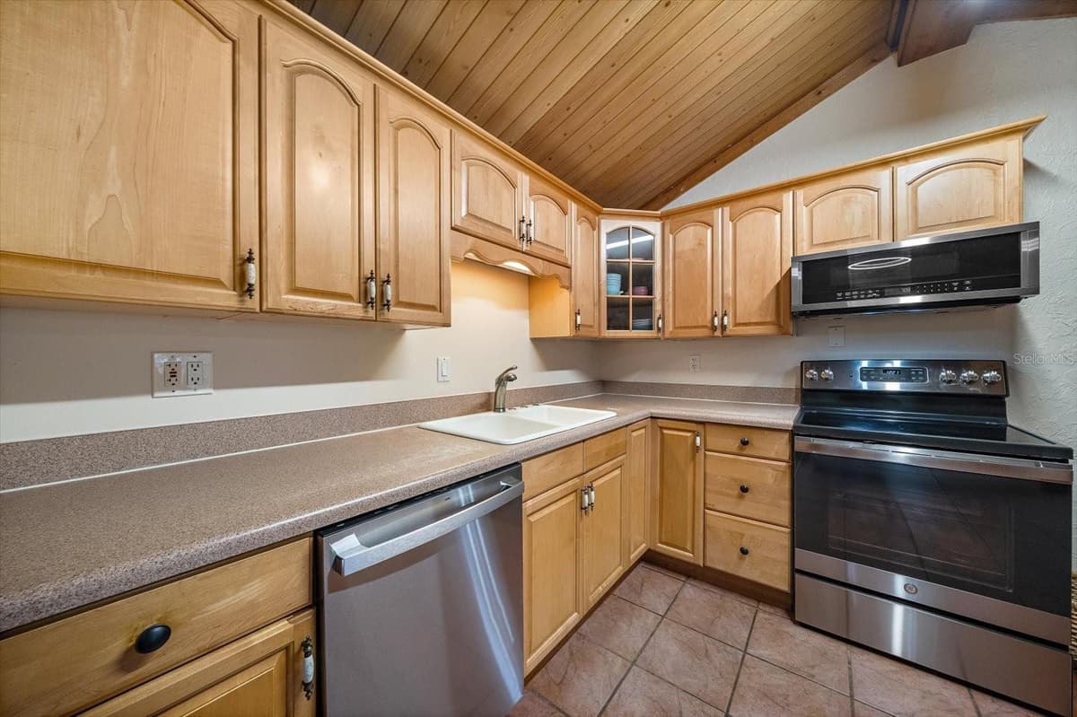 4102 ROYAL PALM AVENUE — photo 9 of 46