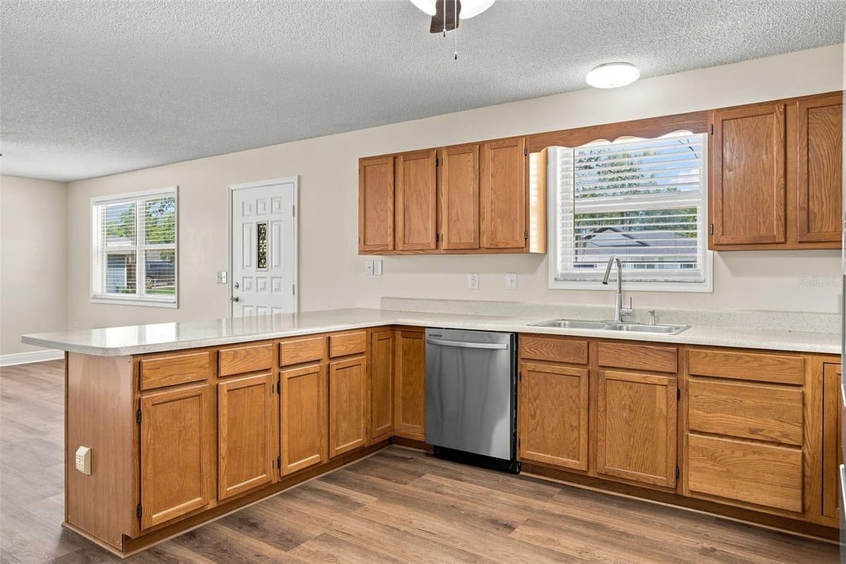 10380 GOLDEN AVENUE — photo 15 of 41