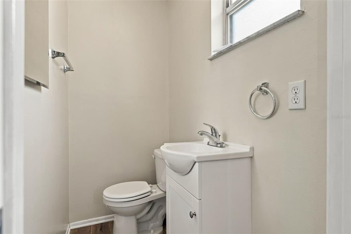 10380 GOLDEN AVENUE — photo 7 of 41