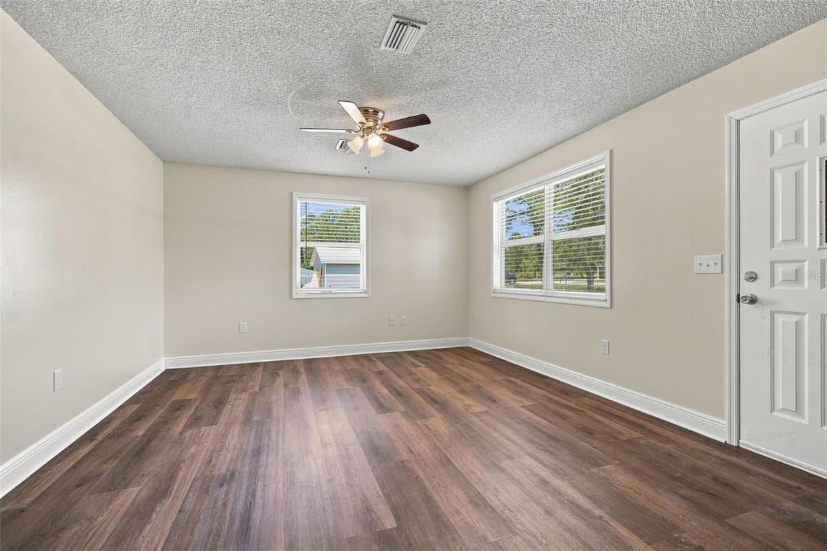 10380 GOLDEN AVENUE — photo 5 of 41