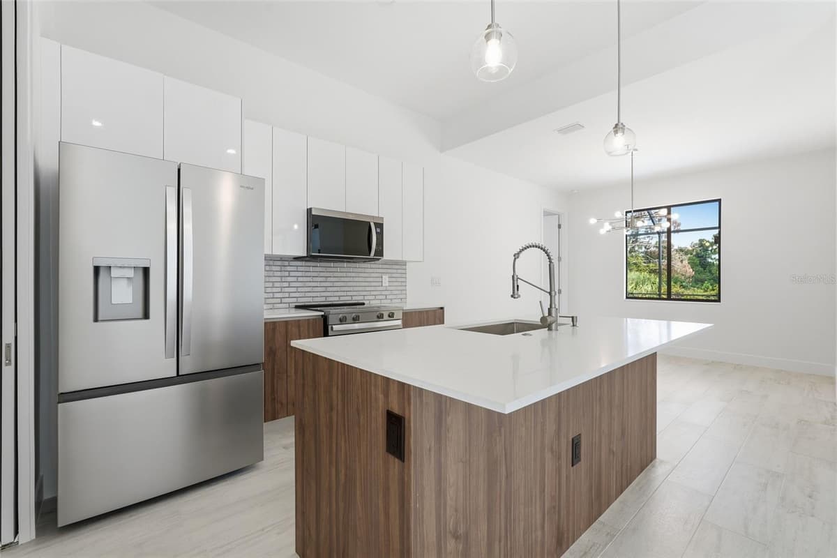 8472 AGATE STREET — photo 10 of 38