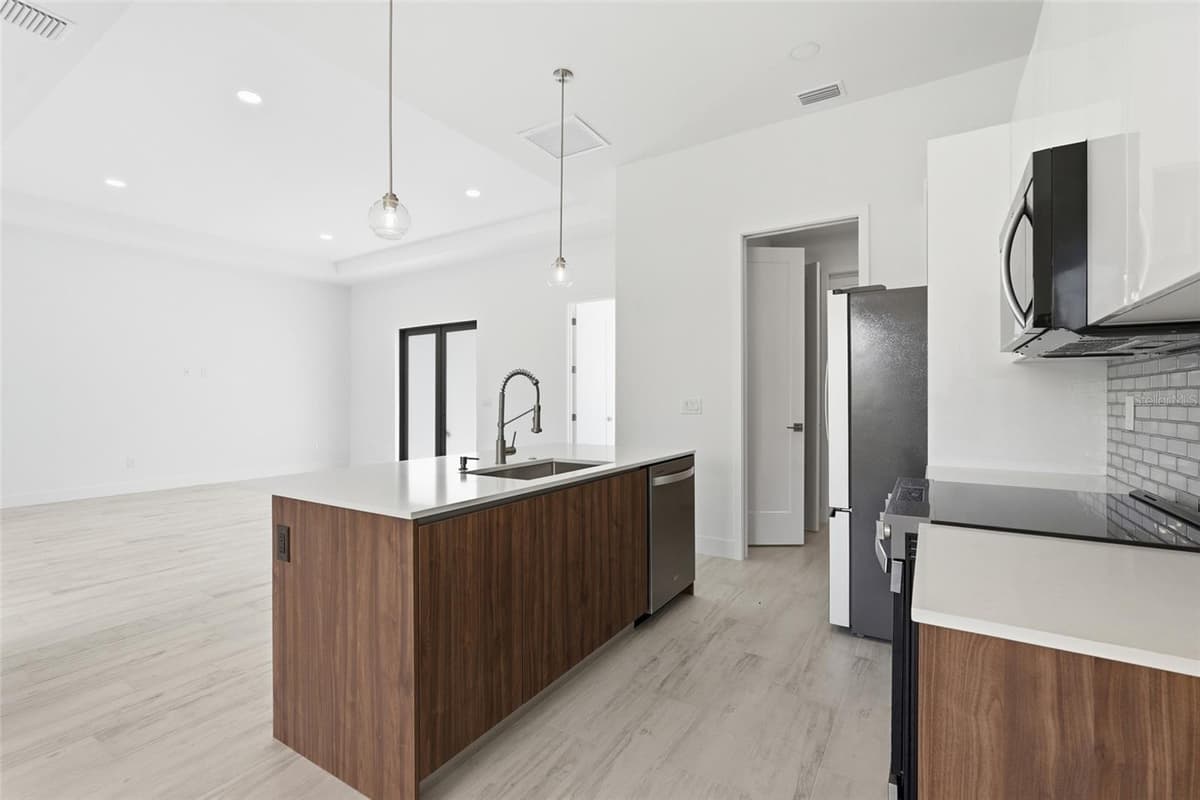 8472 AGATE STREET — photo 11 of 38