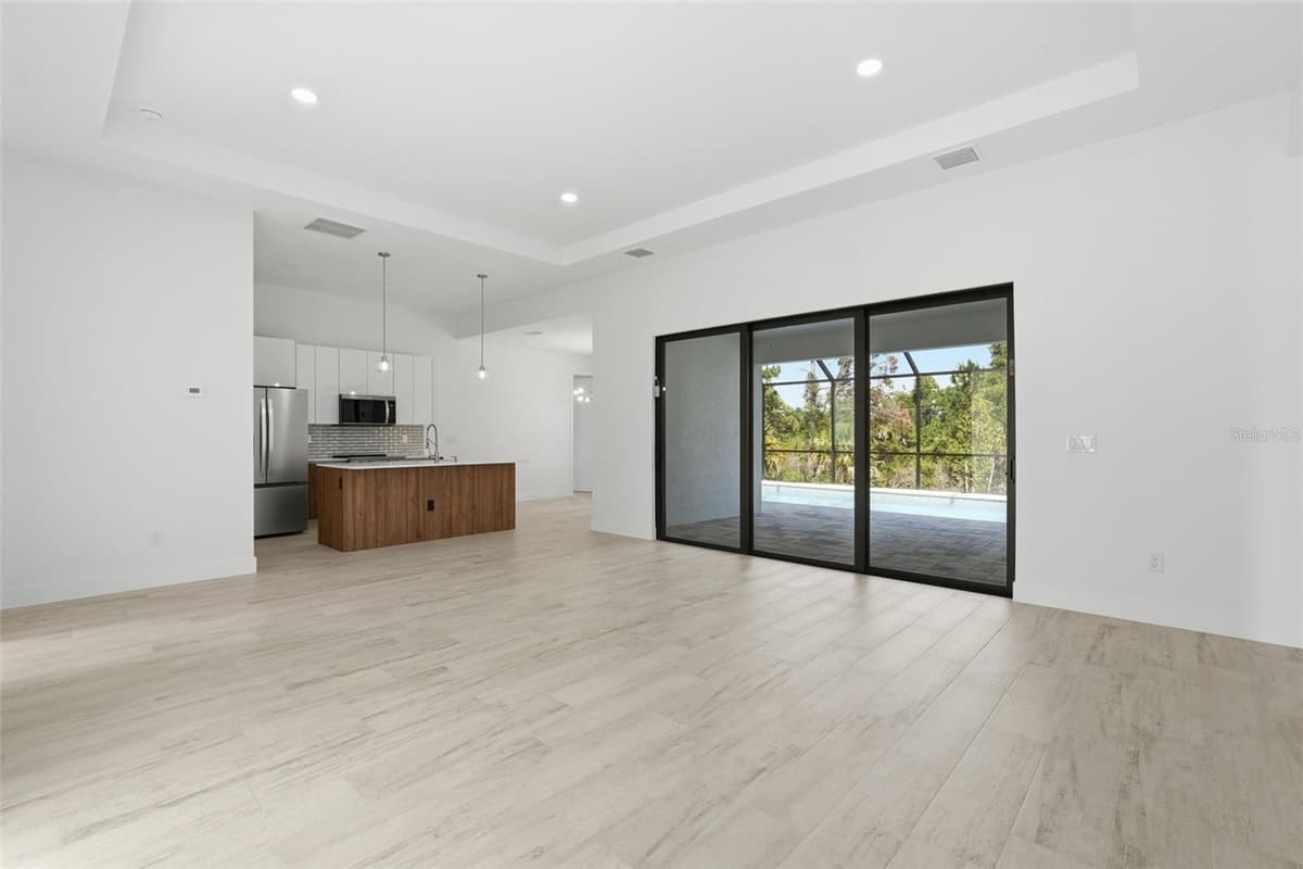 8472 AGATE STREET — photo 5 of 38
