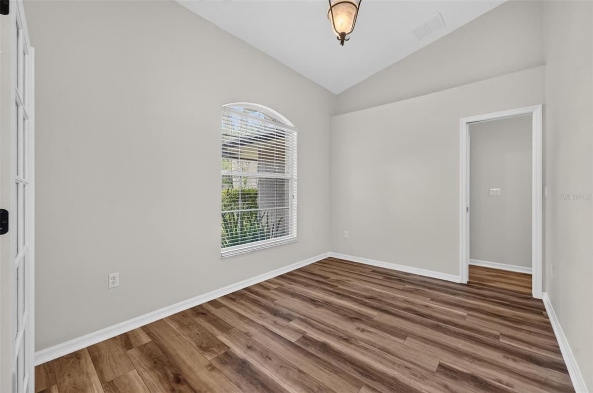 4911 RAYLENE WAY — photo 10 of 52