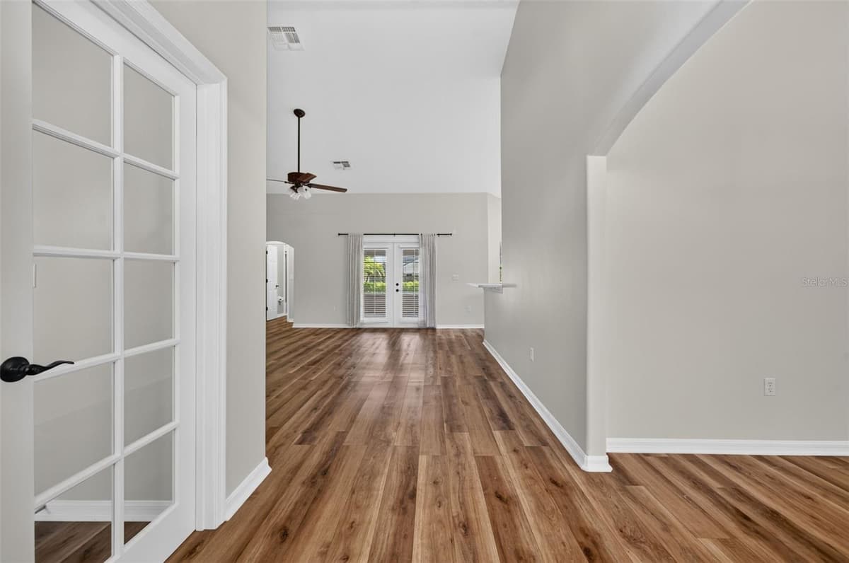 4911 RAYLENE WAY — photo 4 of 52