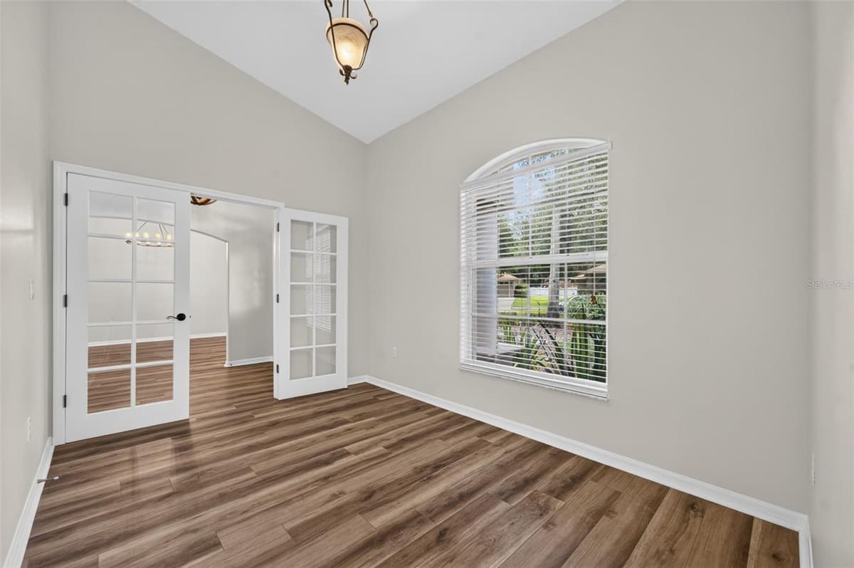4911 RAYLENE WAY — photo 11 of 52