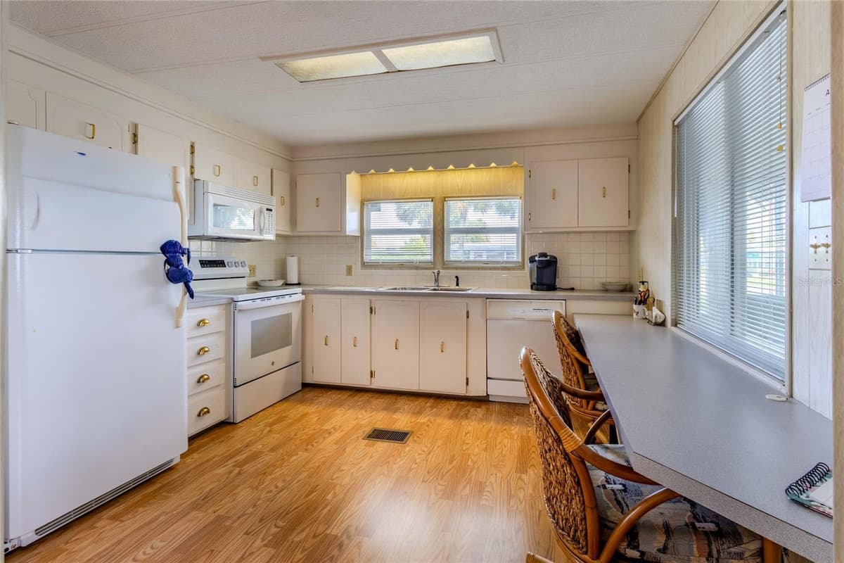 2100 KINGS HIGHWAY — photo 10 of 81