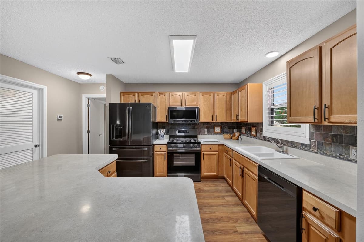 2240 LOWRY ROAD — photo 10 of 33