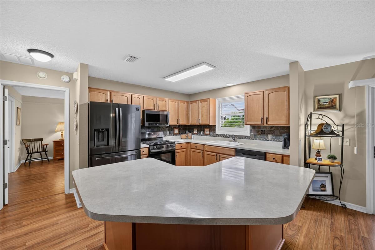2240 LOWRY ROAD — photo 9 of 33