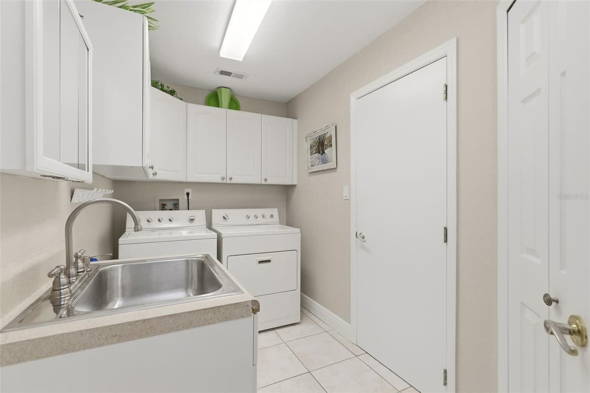 696 WYCKLIFFE PLACE — photo 34 of 40