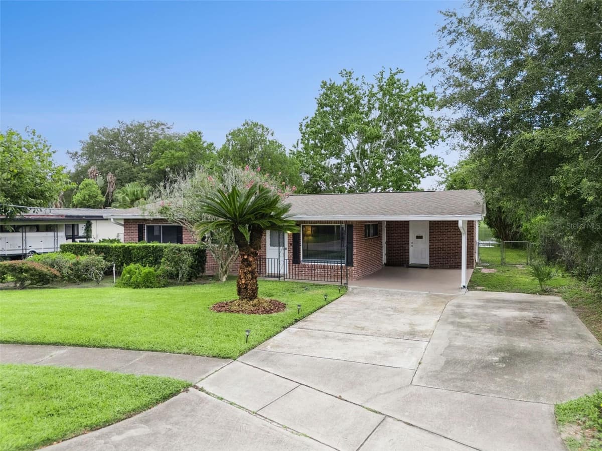 812 AGNES DRIVE — photo 3 of 40