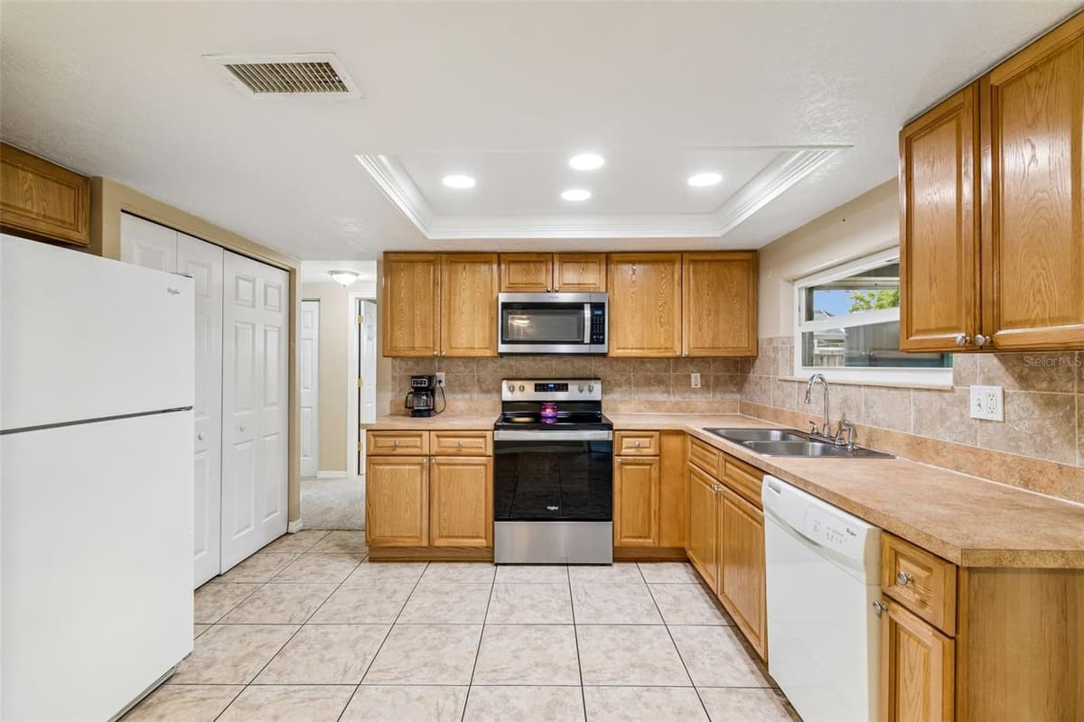 8832 GOSHEN LANE — photo 9 of 40