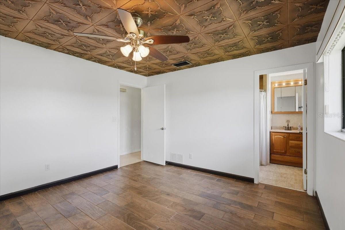 10 FENWICK LANE — photo 18 of 47