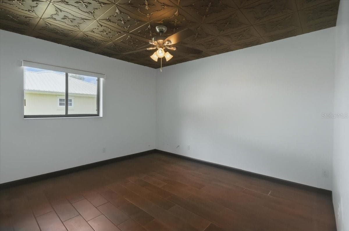 10 FENWICK LANE — photo 19 of 47