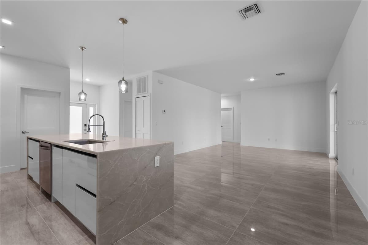 828 GENOA AVENUE — photo 9 of 47