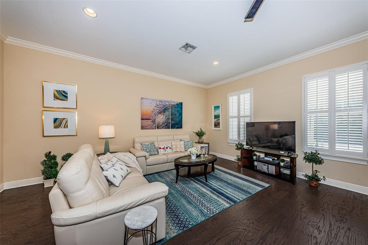 7010 GREVILLA AVENUE — photo 10 of 63