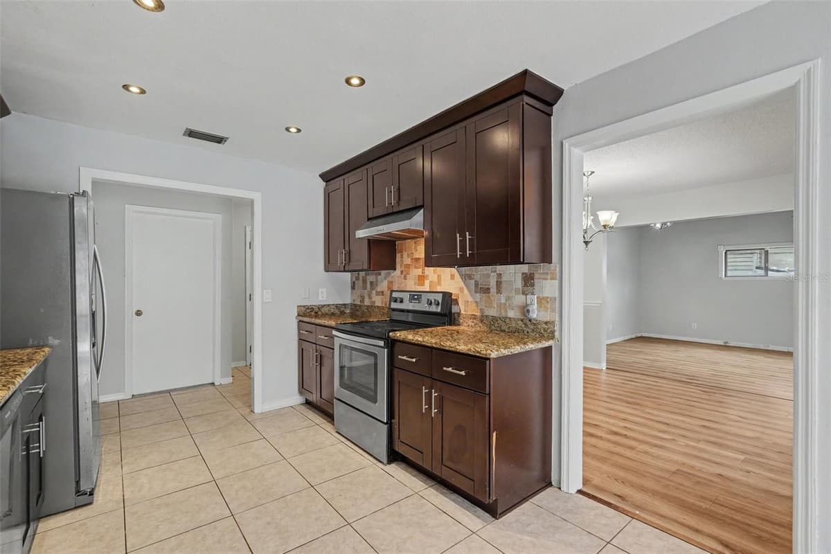 10906 AUTUMN OAK PLACE — photo 10 of 37