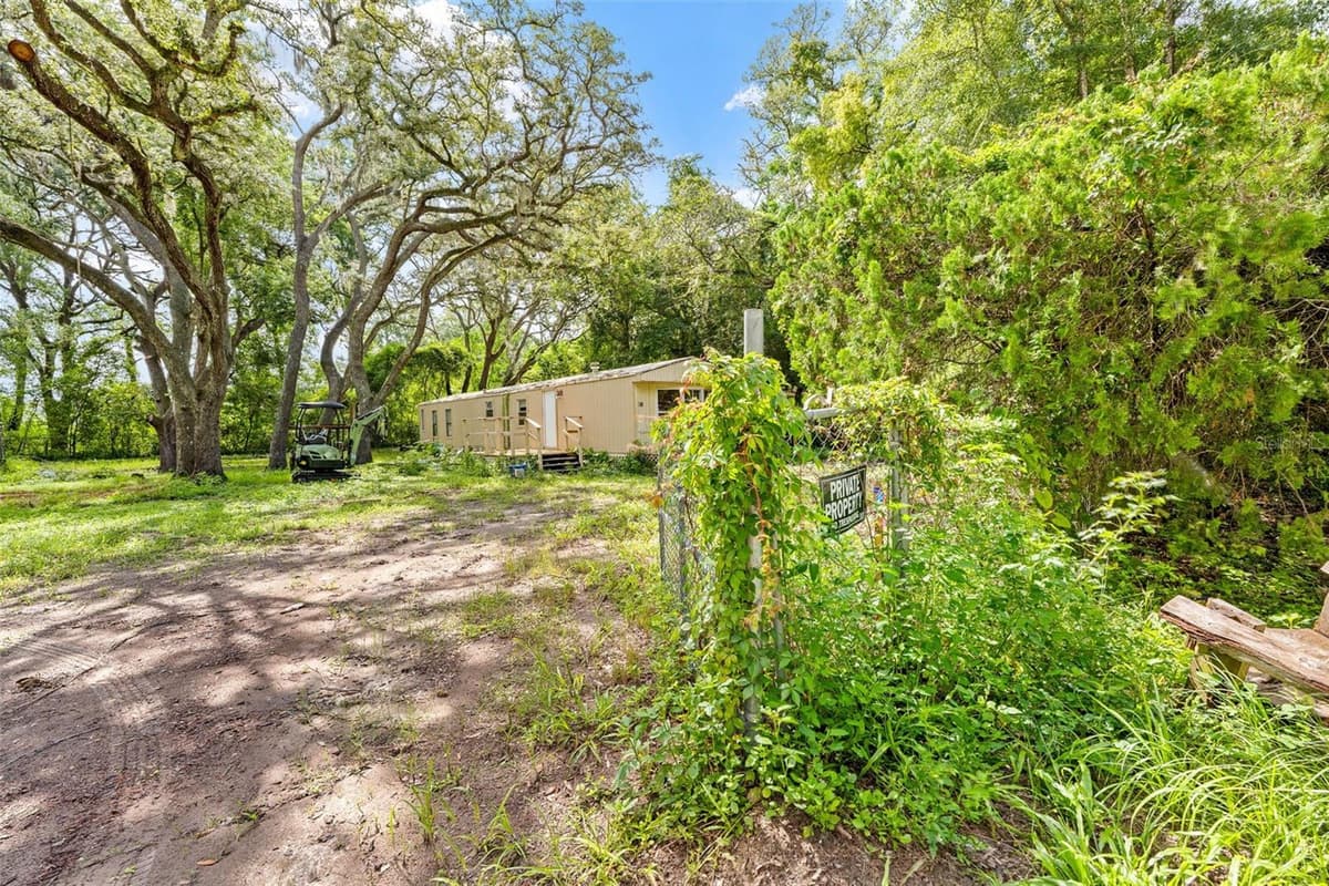 122 ARKAYS AVENUE — photo 3 of 24