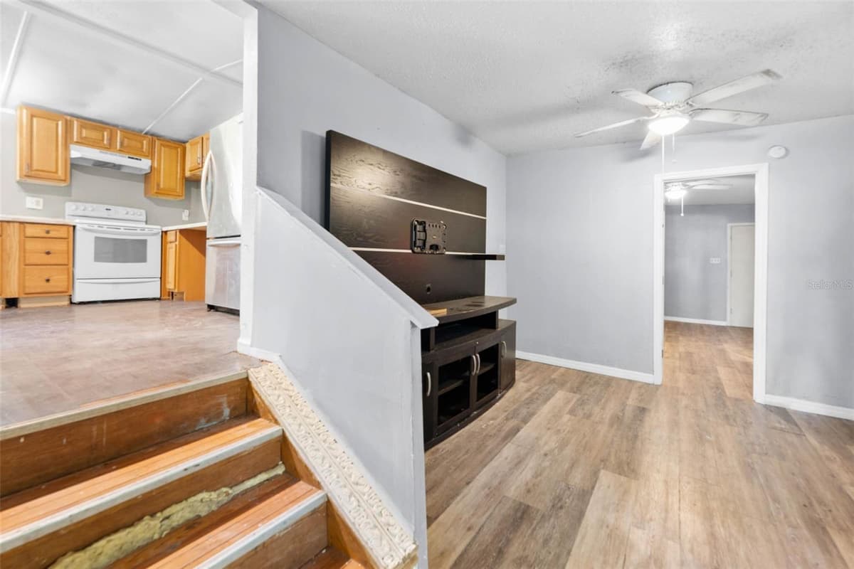 122 ARKAYS AVENUE — photo 5 of 24