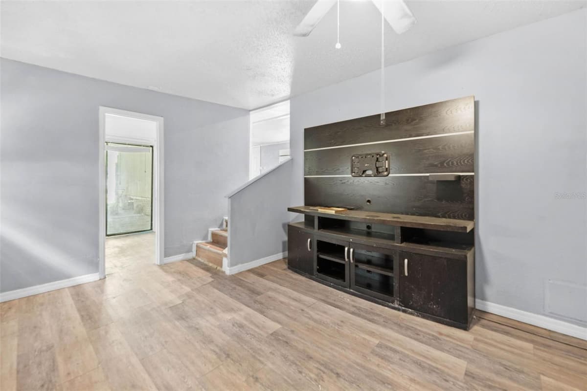 122 ARKAYS AVENUE — photo 6 of 24