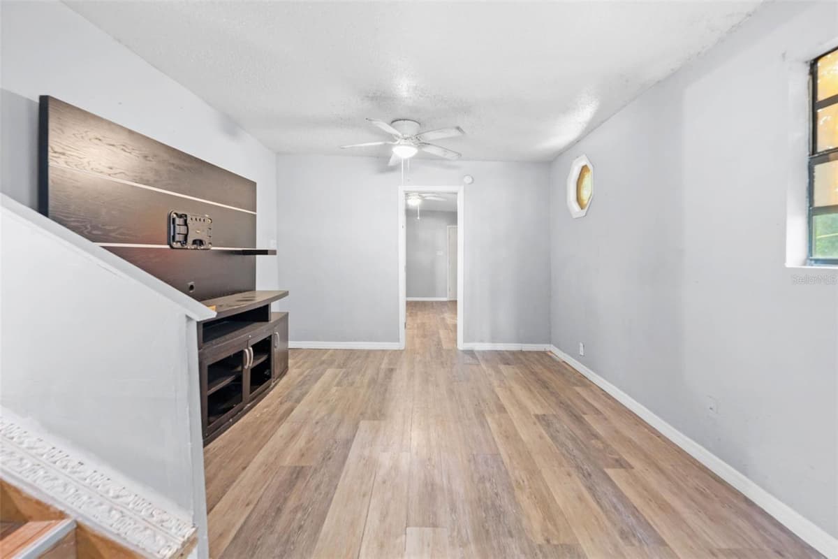 122 ARKAYS AVENUE — photo 4 of 24