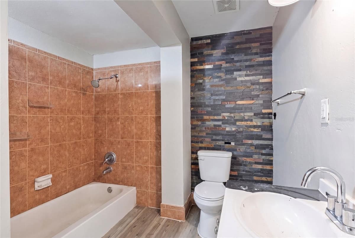 1325 LAURA STREET — photo 14 of 25