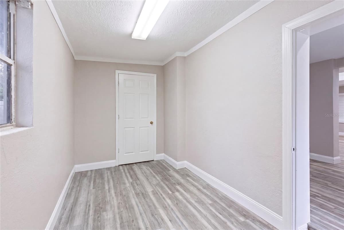 1325 LAURA STREET — photo 7 of 25