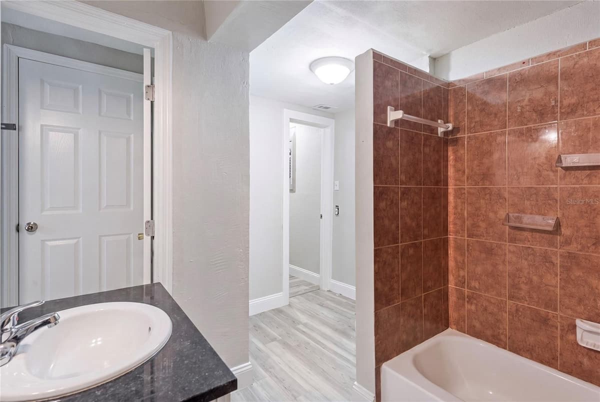 1325 LAURA STREET — photo 15 of 25