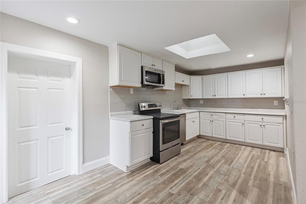 1325 LAURA STREET — photo 5 of 25