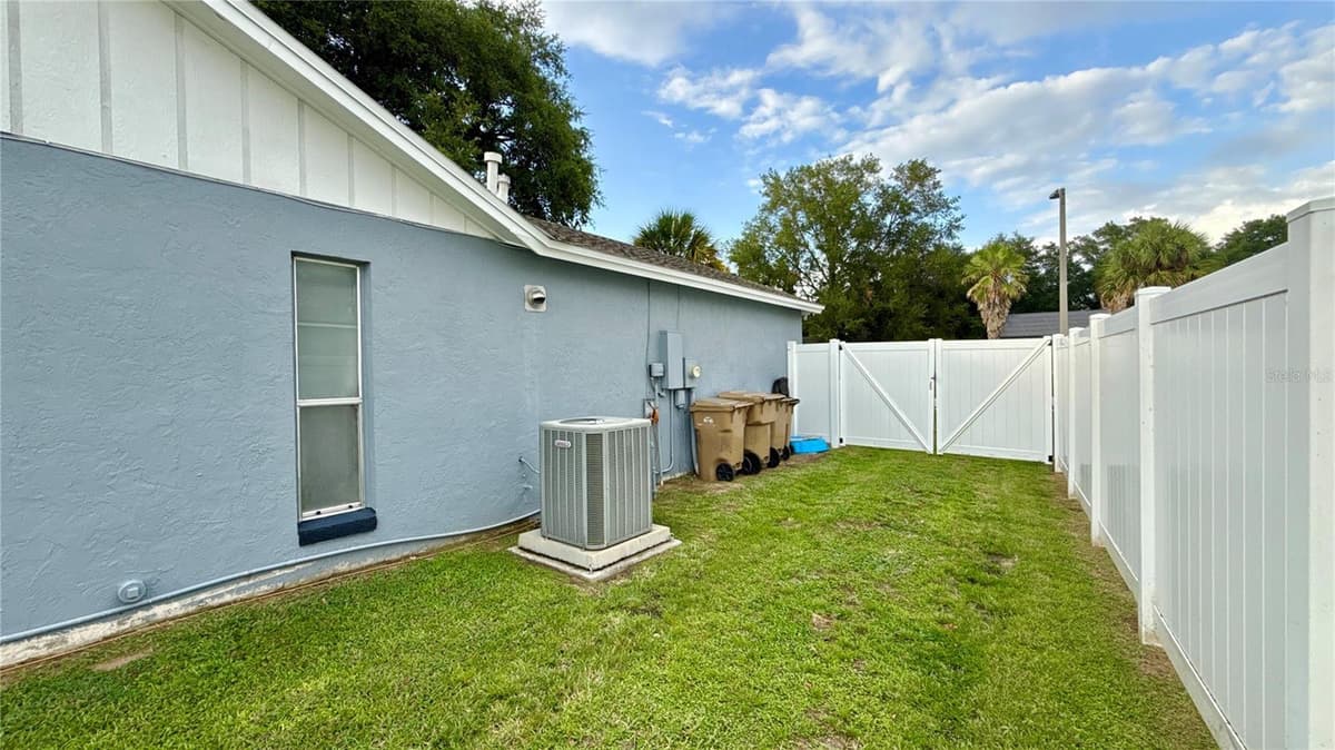 15621 GREATER GROVES BOULEVARD — photo 4 of 15