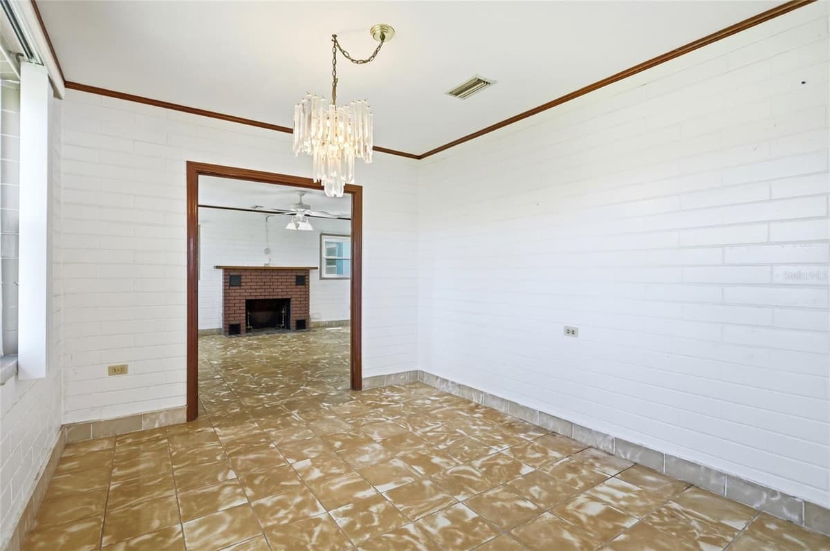 211 LAKESHORE BOULEVARD — photo 10 of 70