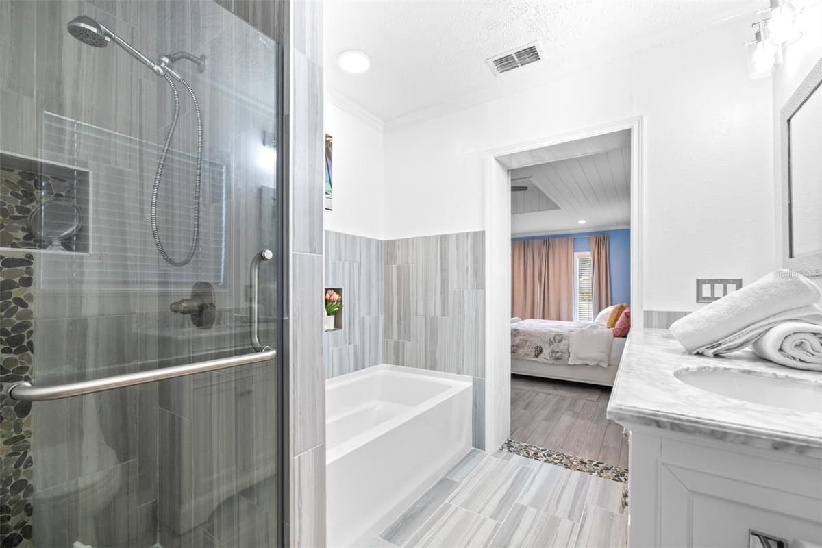 144 BEVERLY DR — photo 18 of 33