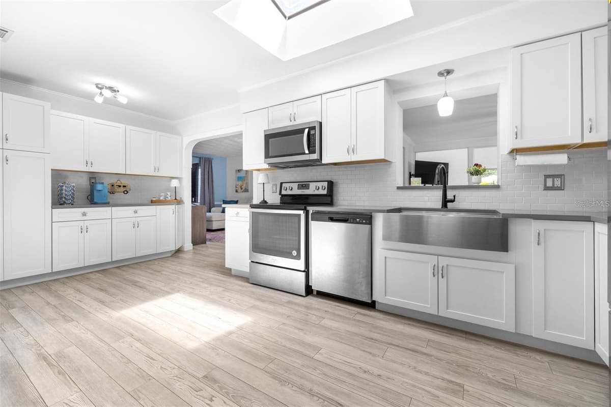 144 BEVERLY DR — photo 3 of 33