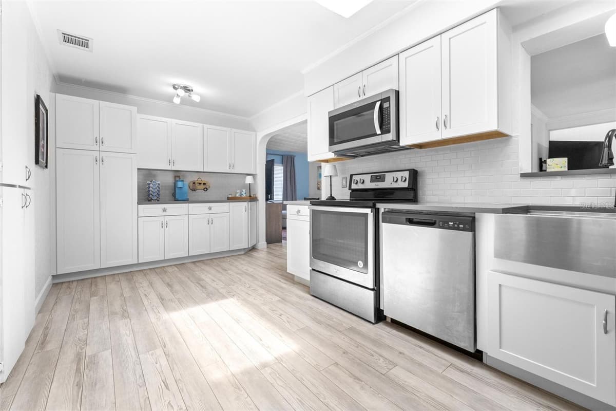 144 BEVERLY DR — photo 4 of 33