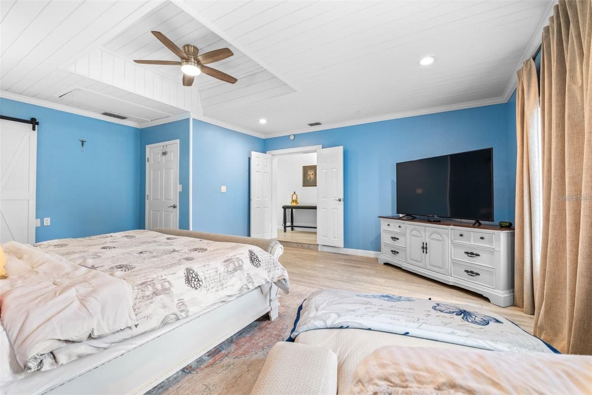 144 BEVERLY DR — photo 15 of 33