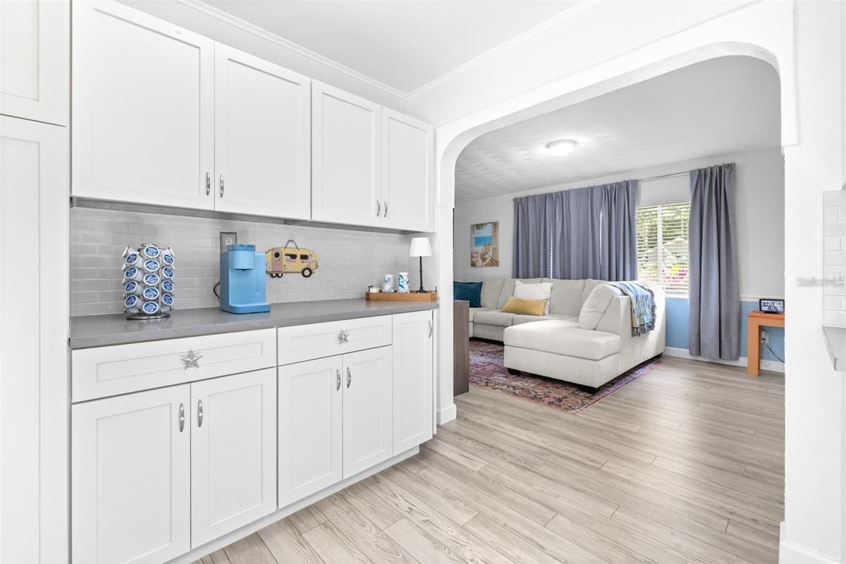 144 BEVERLY DR — photo 8 of 33