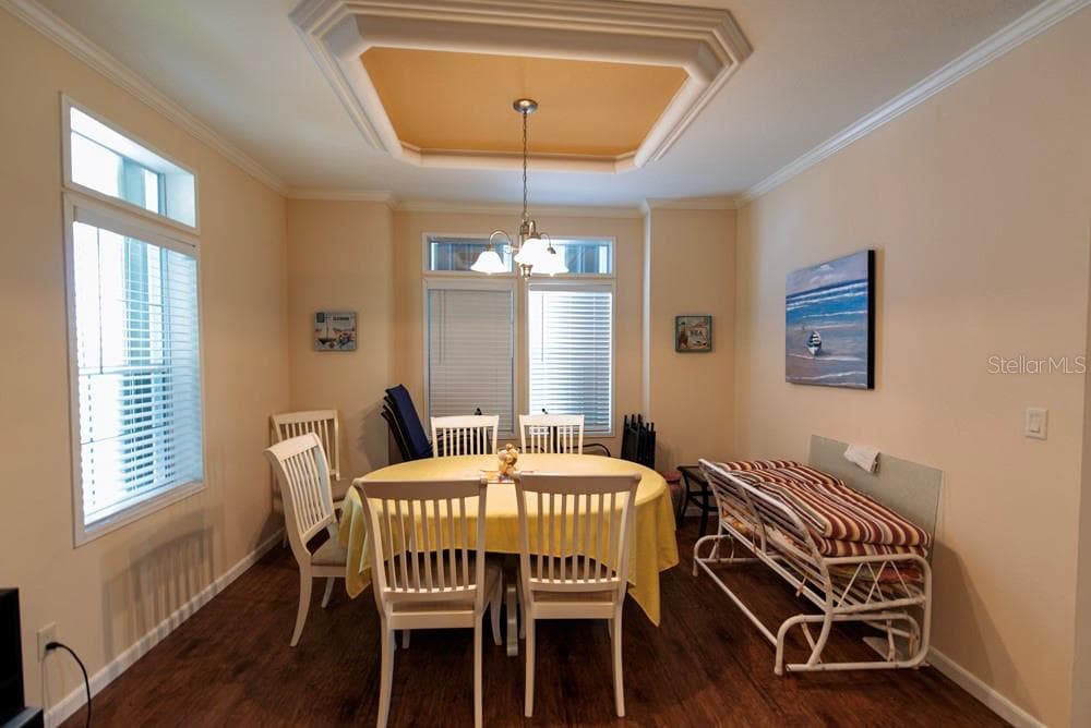 31 COPENHAGEN AVENUE — photo 8 of 32