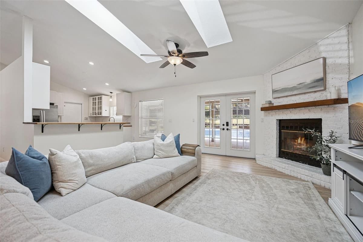 16045 HARBAR OAKS DRIVE — photo 8 of 35