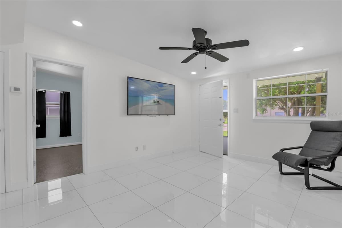 7013 COCOS DRIVE — photo 3 of 24