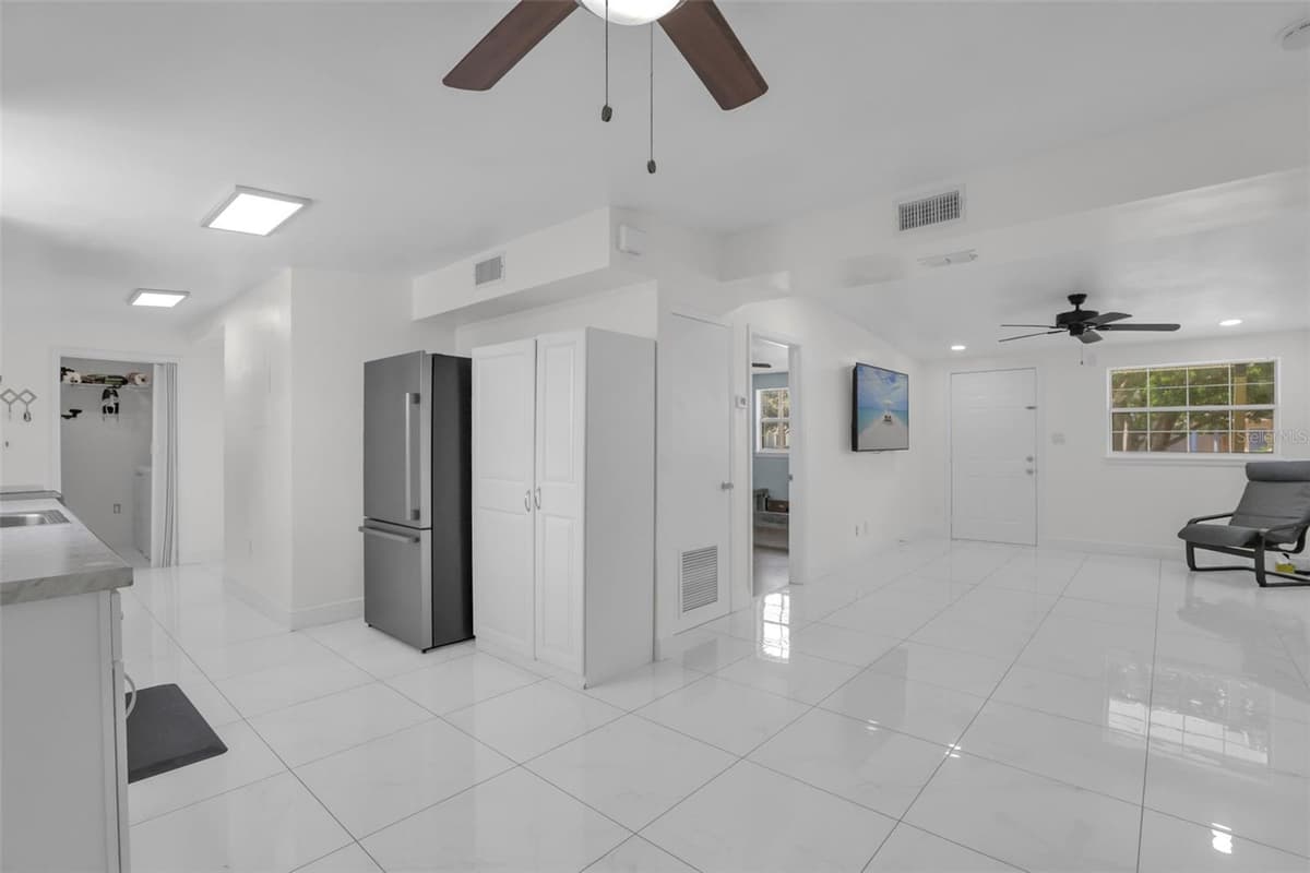 7013 COCOS DRIVE — photo 4 of 24
