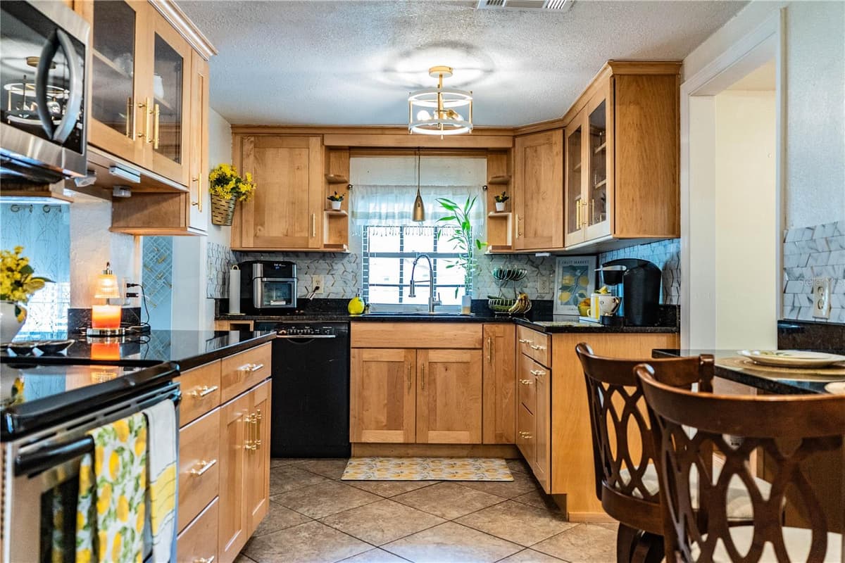 8505 CAMPBELL ROAD — photo 9 of 56