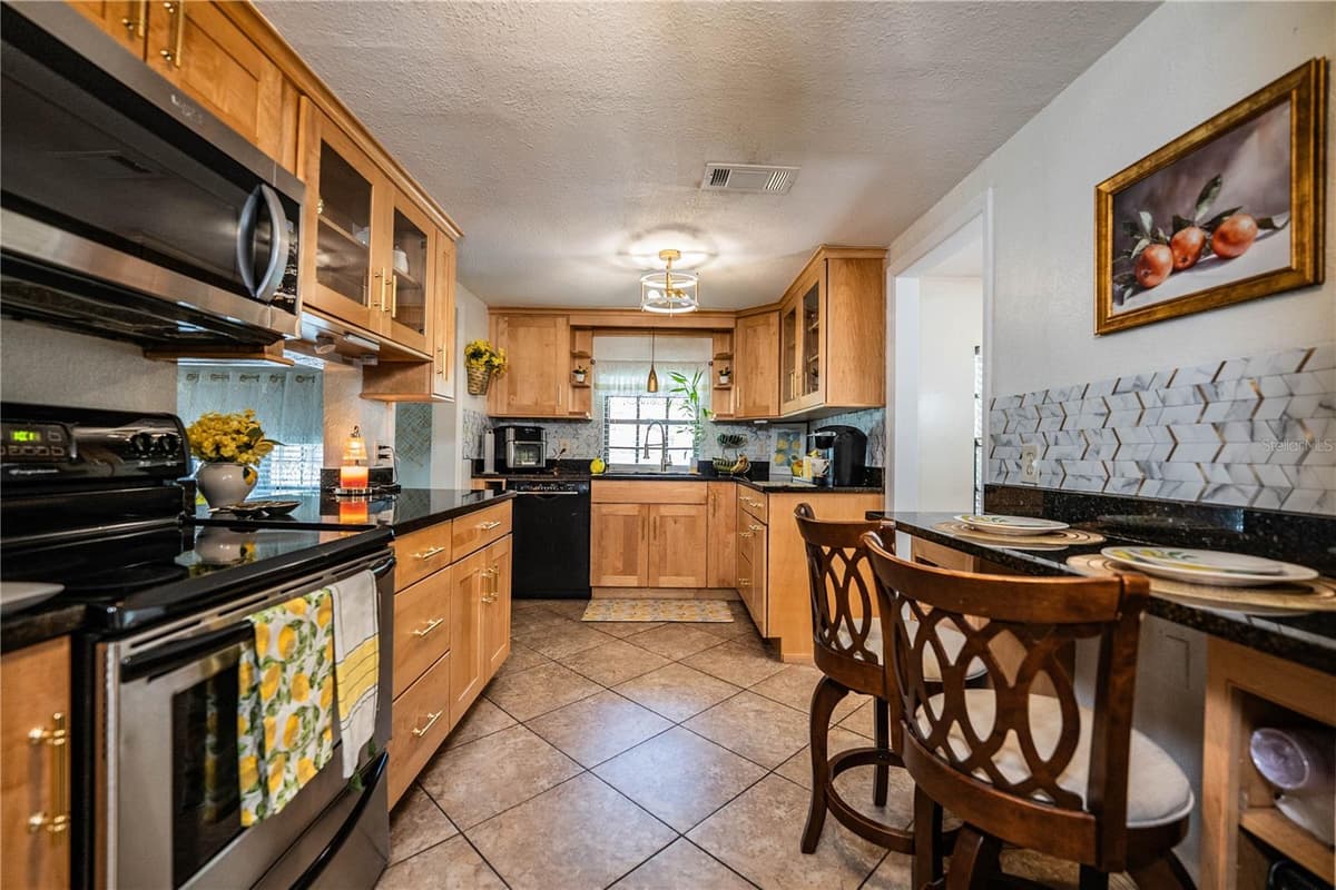 8505 CAMPBELL ROAD — photo 8 of 56