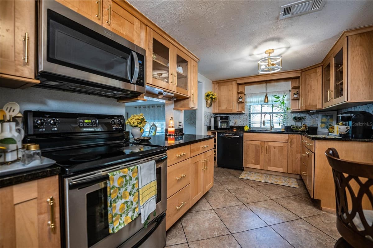 8505 CAMPBELL ROAD — photo 4 of 56