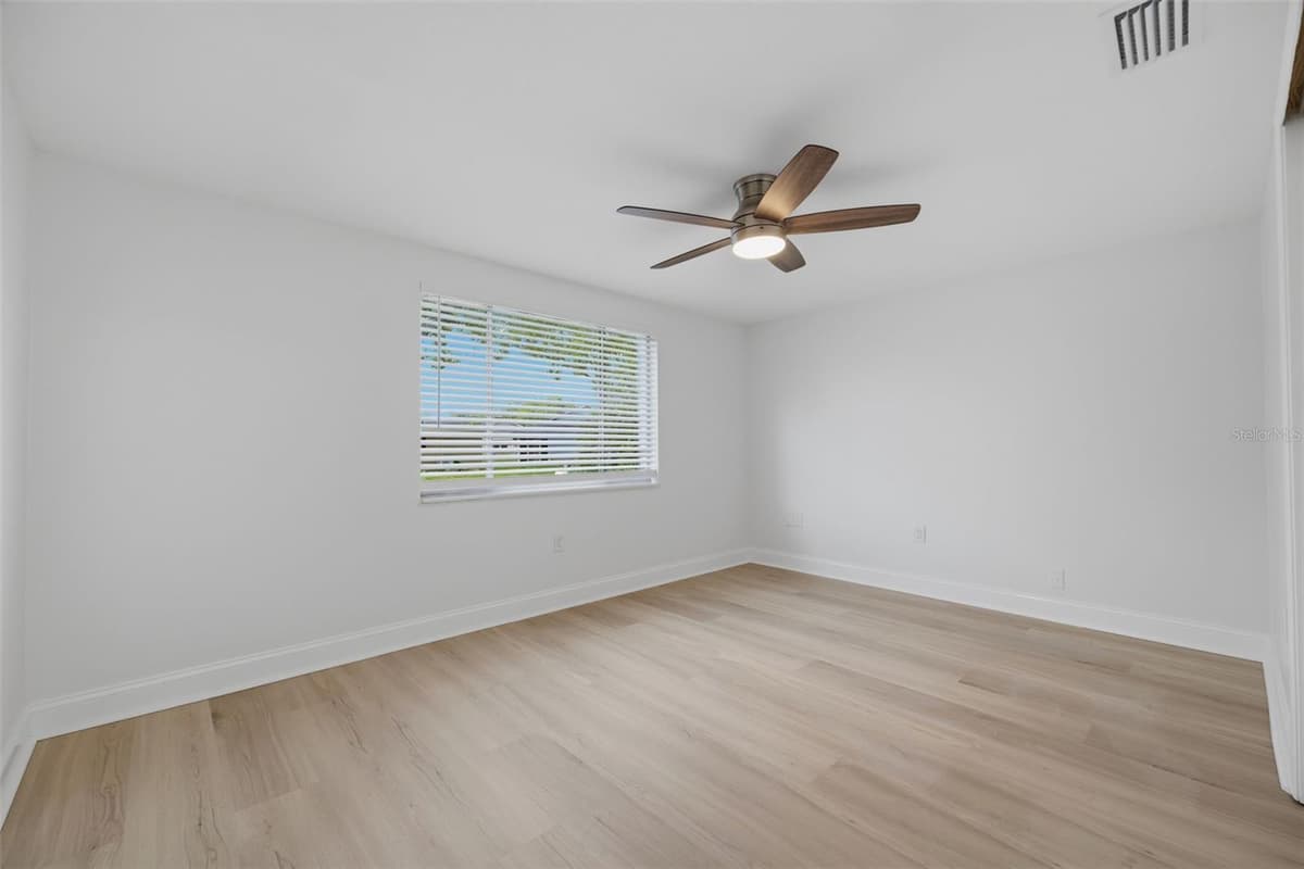 8411 LINCOLNSHIRE DRIVE — photo 16 of 48