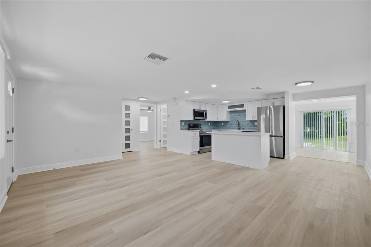 8411 LINCOLNSHIRE DRIVE — photo 5 of 48