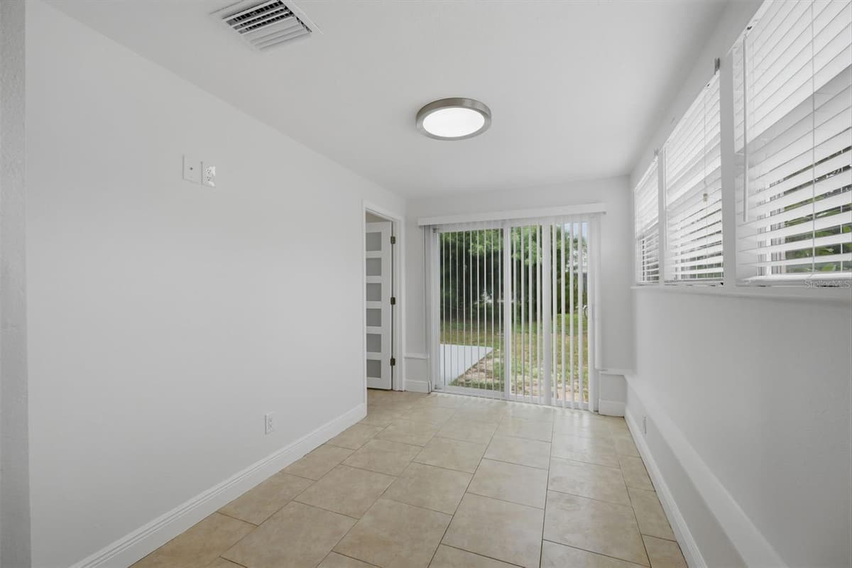 8411 LINCOLNSHIRE DRIVE — photo 11 of 48