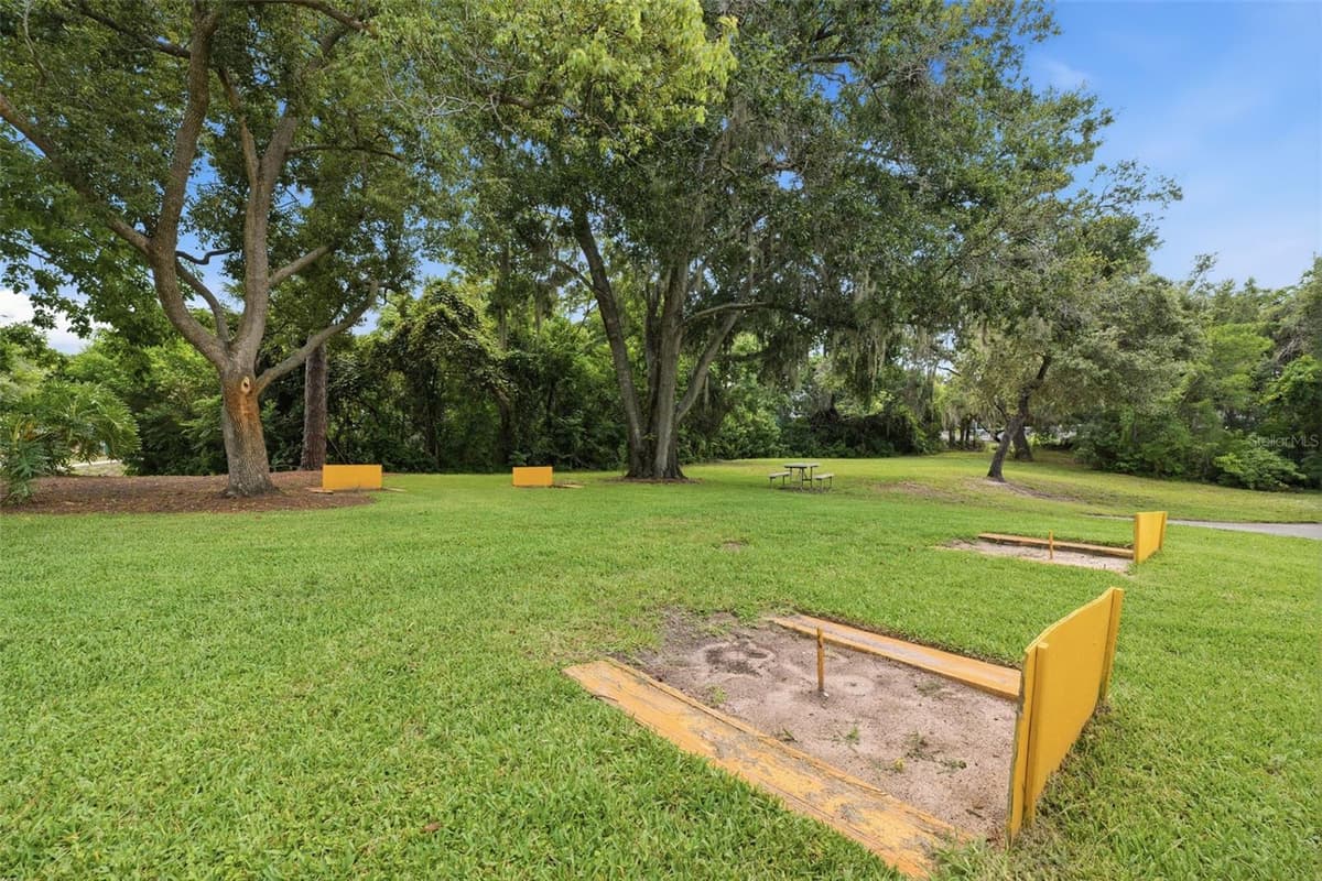 8411 LINCOLNSHIRE DRIVE — photo 39 of 48